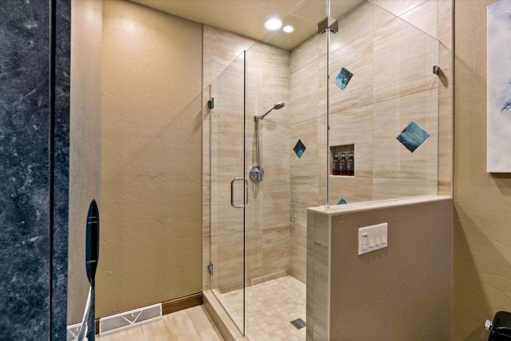 Guest bathroom, first floor